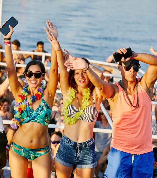 Bachata Cruise - All White powered by Freixenet