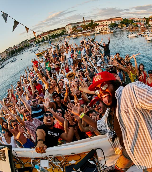 Love Cruise - Love is in the air