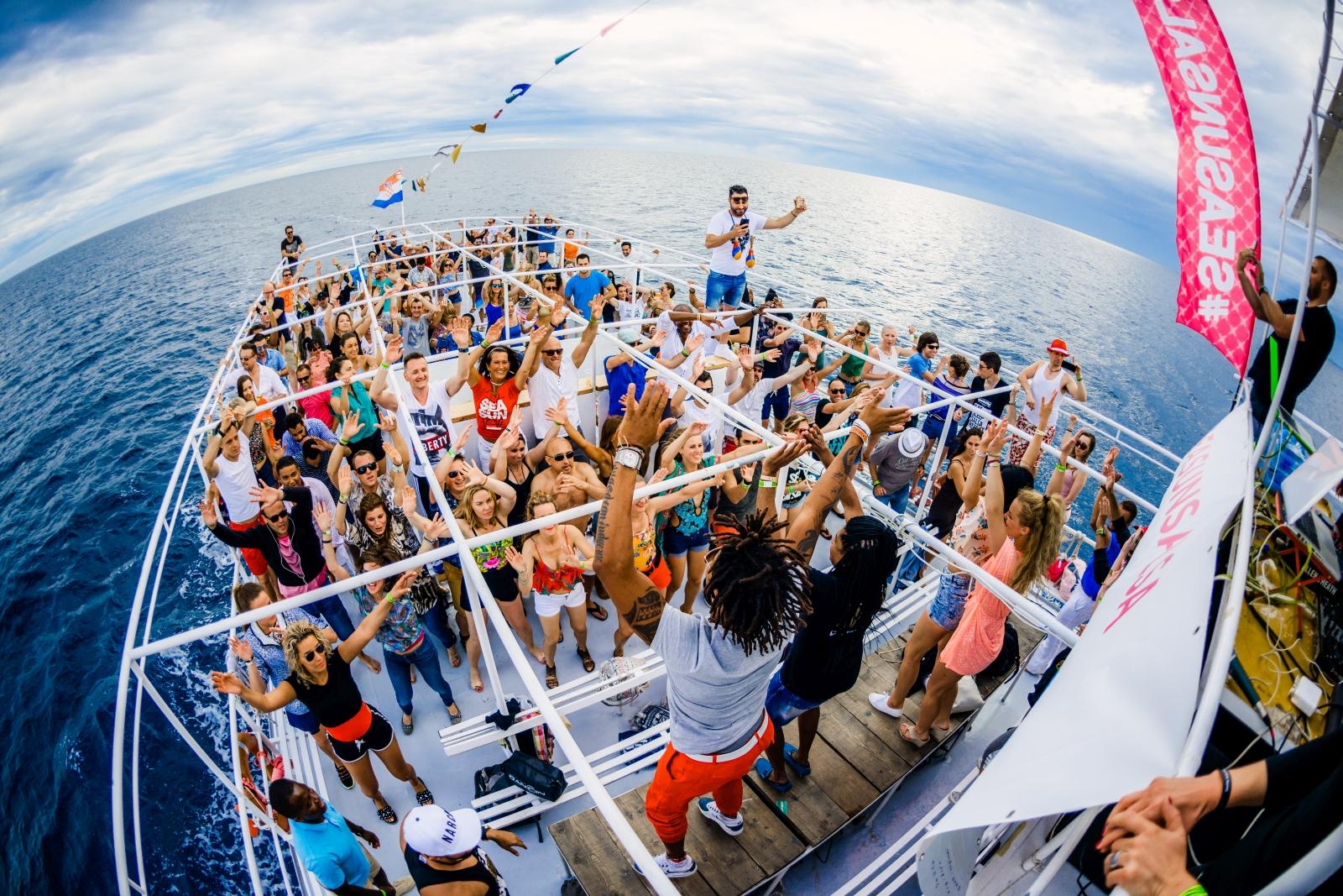 Salsa Cruise - La Vida es un Carnaval