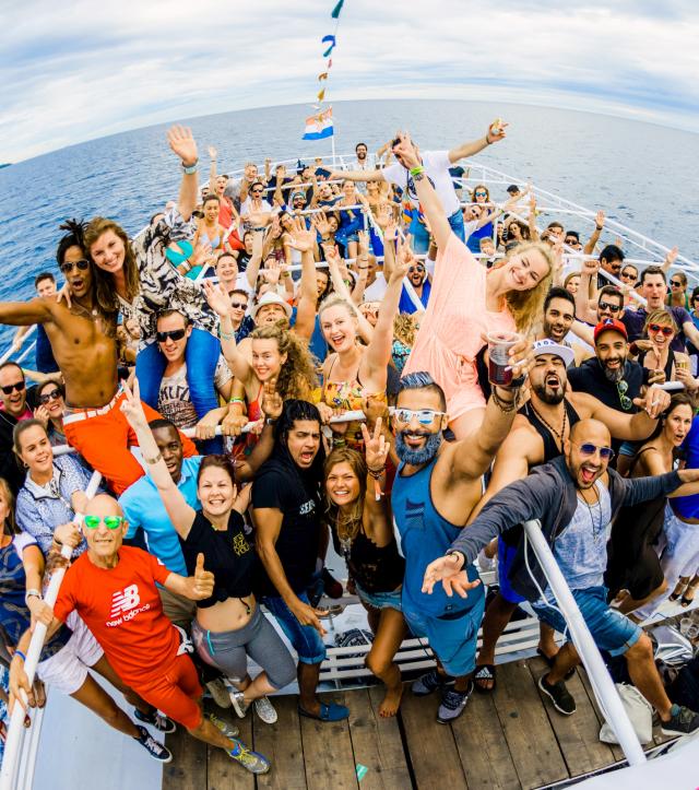 Salsa Cruise - La Vida es un Carnaval