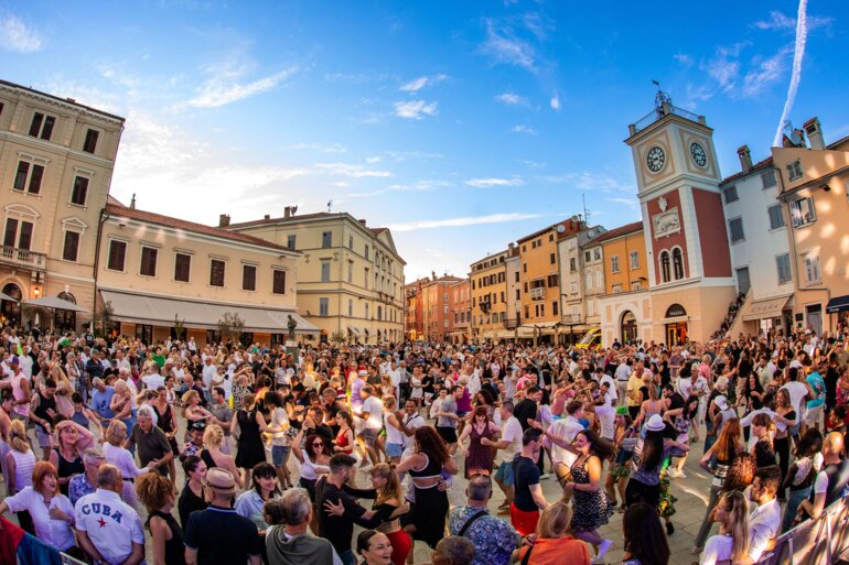OPEN-AIR DANCING IN THE HEART OF THE TOWN