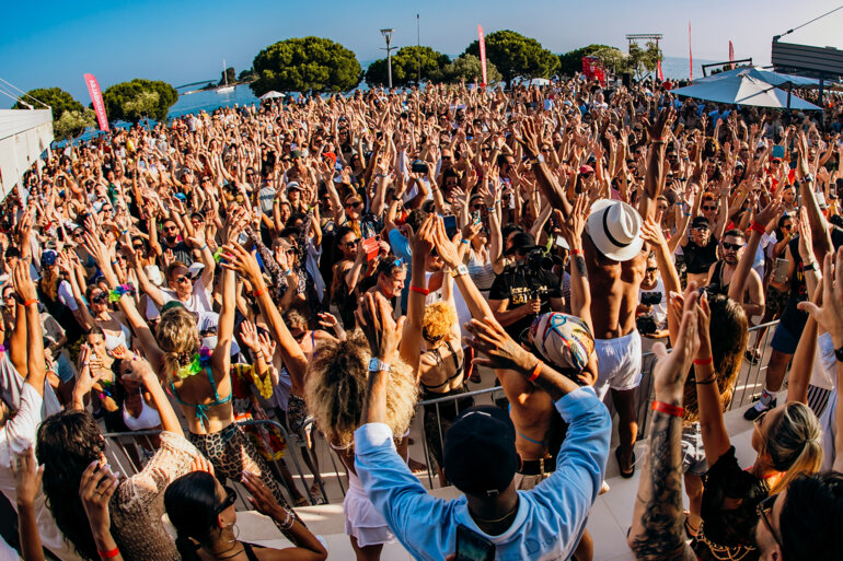 GRANDE POOL PARTY