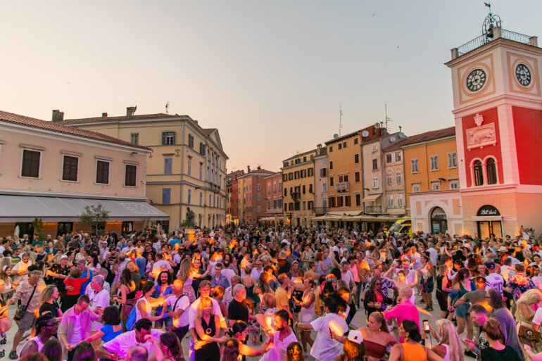 OPEN-AIR DANCING IN THE HEART OF THE TOWN